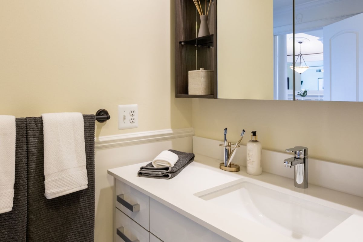 Luxury Residences at River Oaks West Apartments in Novi